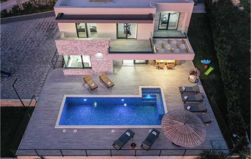 Four-bedroom Holiday Home In Kucine