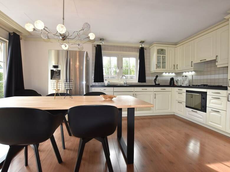 Modern Holiday Home In Kaatsheuvel With Jacuzzi