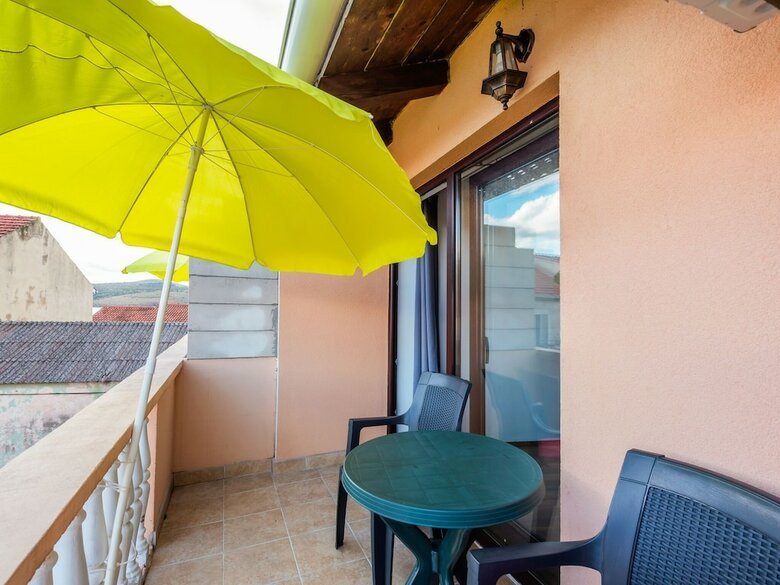 Pleasant Apartment In Posedarje Near Sea