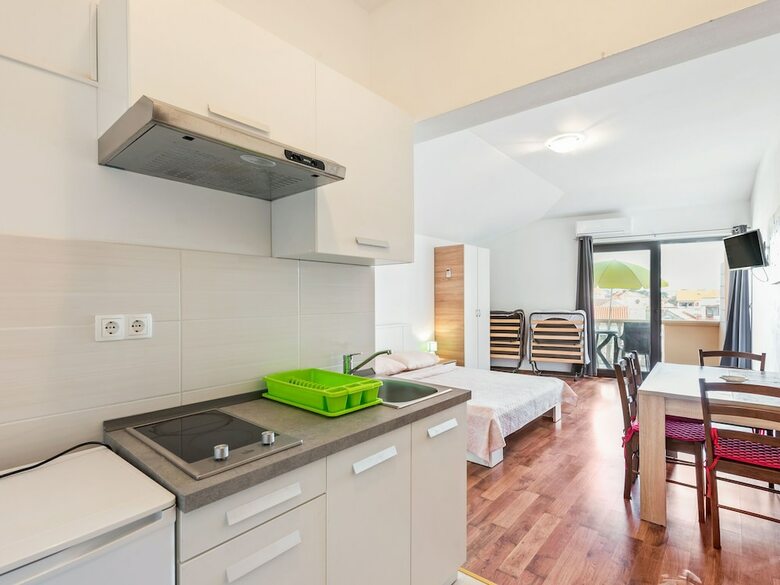 Pleasant Apartment In Posedarje Near Sea