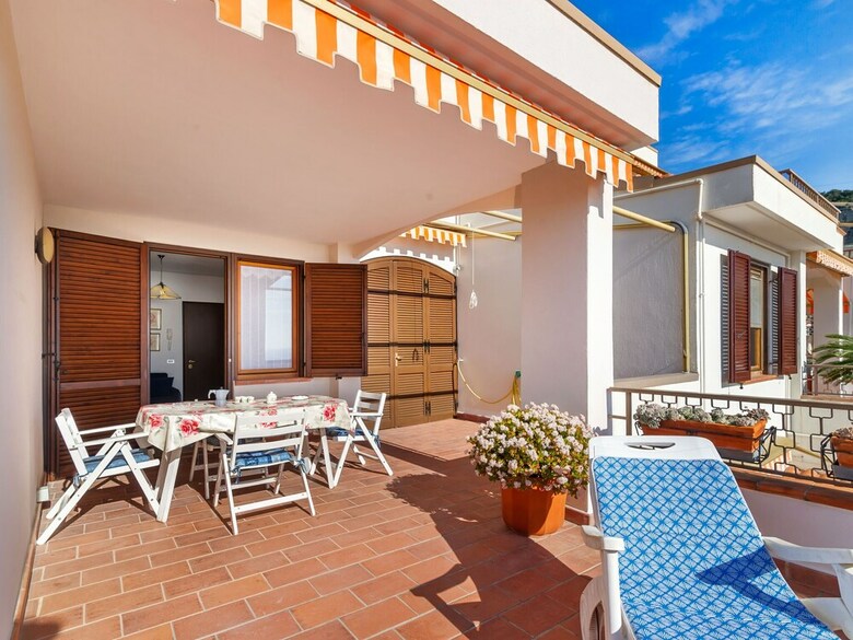 Snug Apartment In Ospedaletti With Swimming Pool