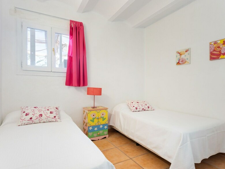 Arty Bungalow In Oliva With Swimming Pool