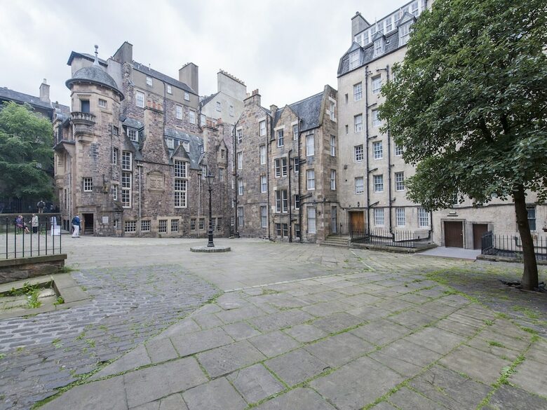 Modern Apartment In Edinburgh Near Edinburgh Castle