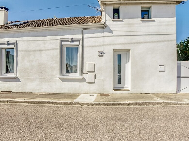 Comfortable Holiday Home In Roanne With Swimming Pool