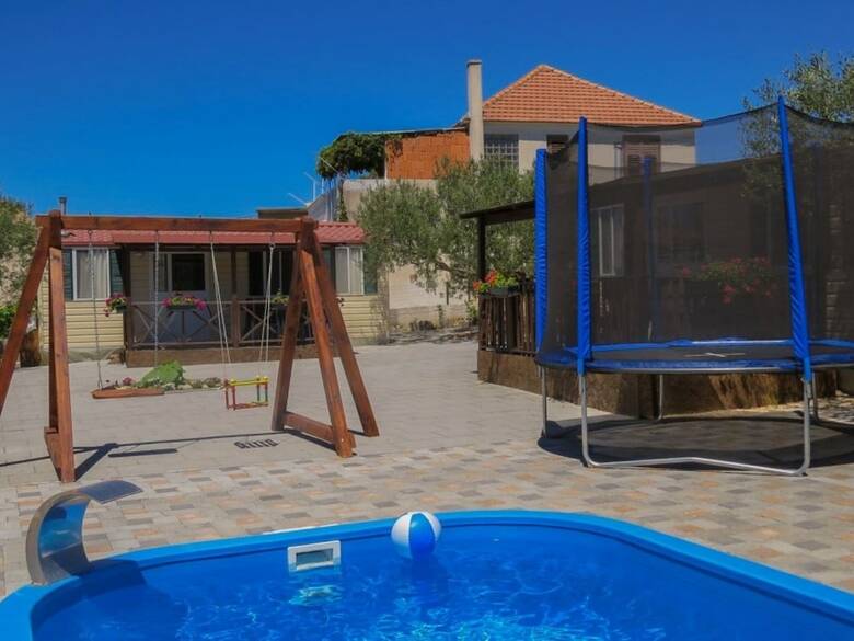 Apartamento Alluring Holiday Home In Pako?tane With Swimming Pool