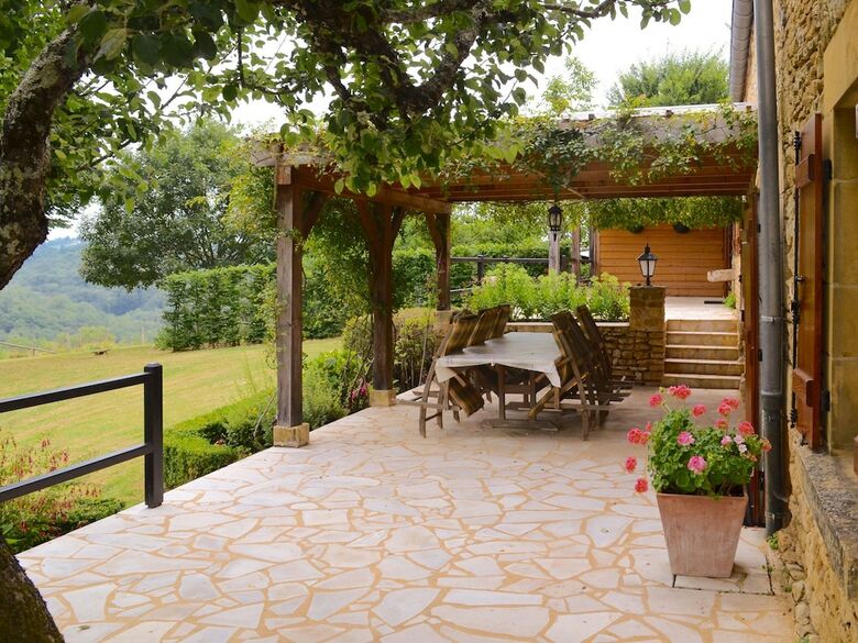 Enticing Holiday Home In Tamni�s With Swimming Pool