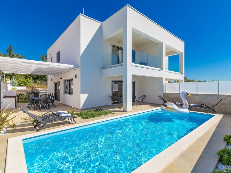 Scenic Villa In Linardi?i With Private Swimming Pool