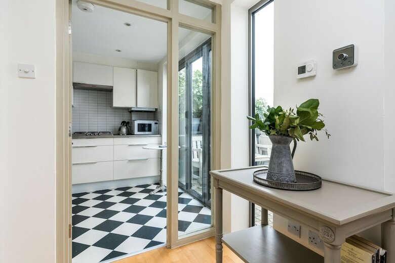 3bd Mews House With Courtyard In Kew