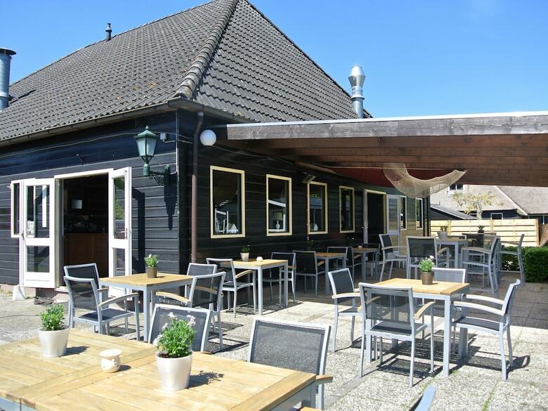 Modern Lodge With An Electric Sloop In Giethoorn
