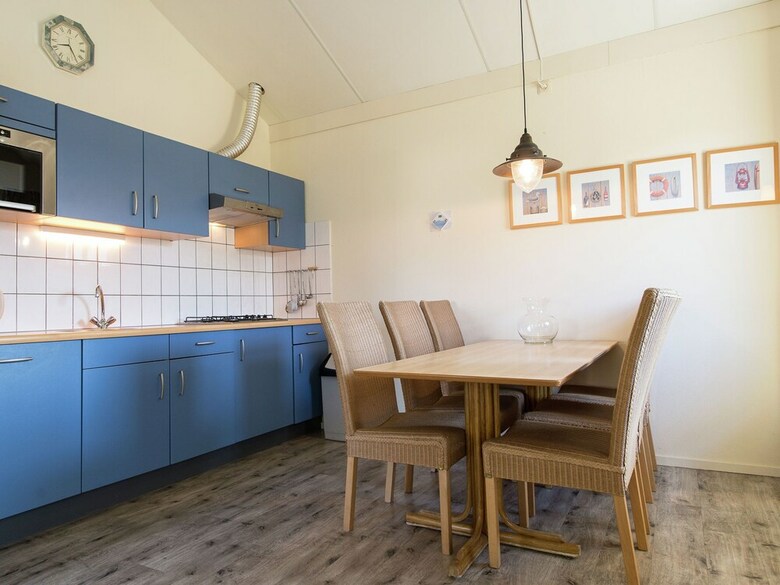 Comfortable Bungalow With Dishwasher, 1.5 Km. From The Beach