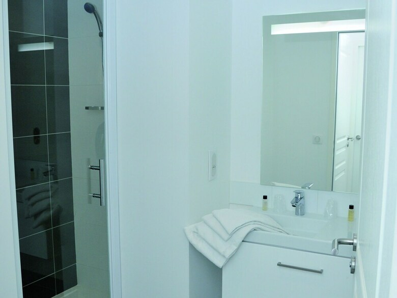 Modern Apartment With A Balcony Located 500m From A Spa Town
