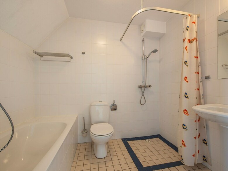 Semi-detached Bungalow With Washing Machine, Beach At 500 M