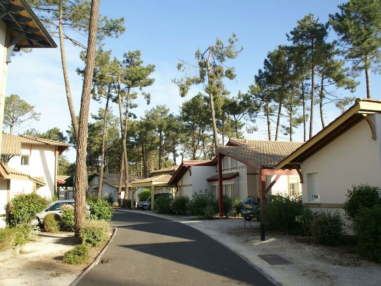 Semi-detached Holiday Home In Green Surroundings