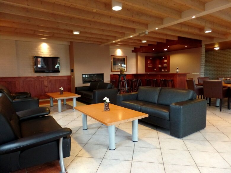 Spacious Home, Just 1 Km From The North Sea Beach