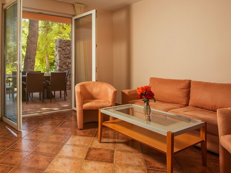 Well-kept Apartment With AC Just 12km From Sibenik