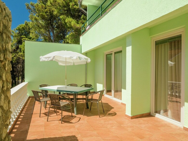 Well-kept Apartment With AC Just 12km From Sibenik