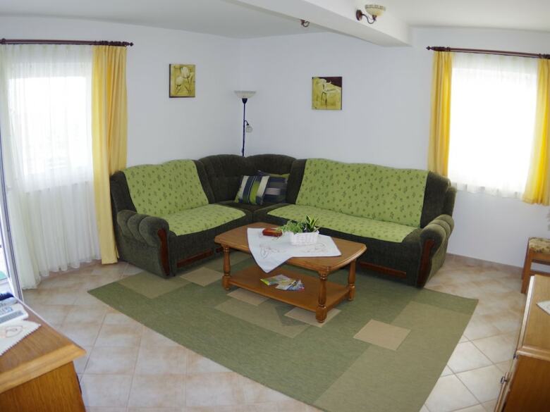 Quaint Apartment In Pula With Garden