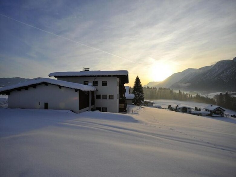 Scenic Holiday Home With Ski Storage, Parking, Balcony