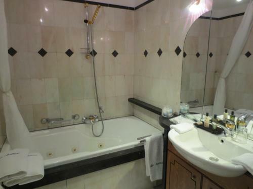 Hotel H�tel Les Ardilli�res Du Pont D'oye