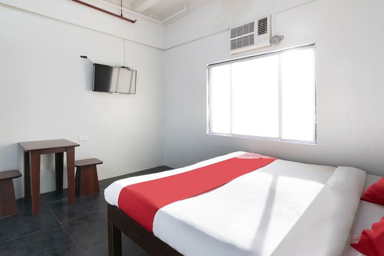 Hotel Oyo 136 Regal Residences