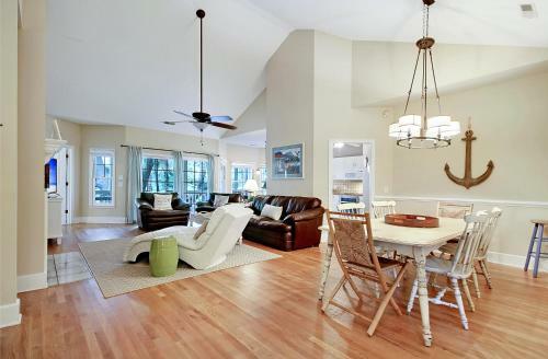 Spacious Overlooking Lagoon Home