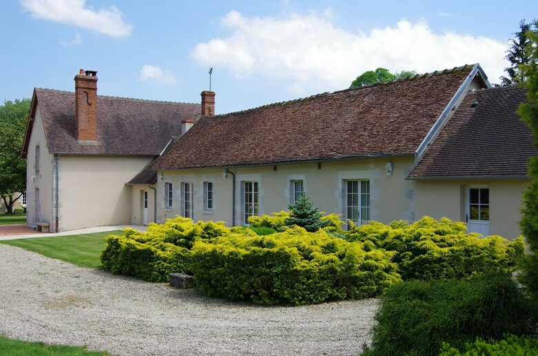 Chateau De Courcelles Le Roy