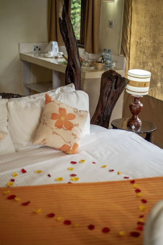 Crater Lake Tented Camp & Game Sanctuary