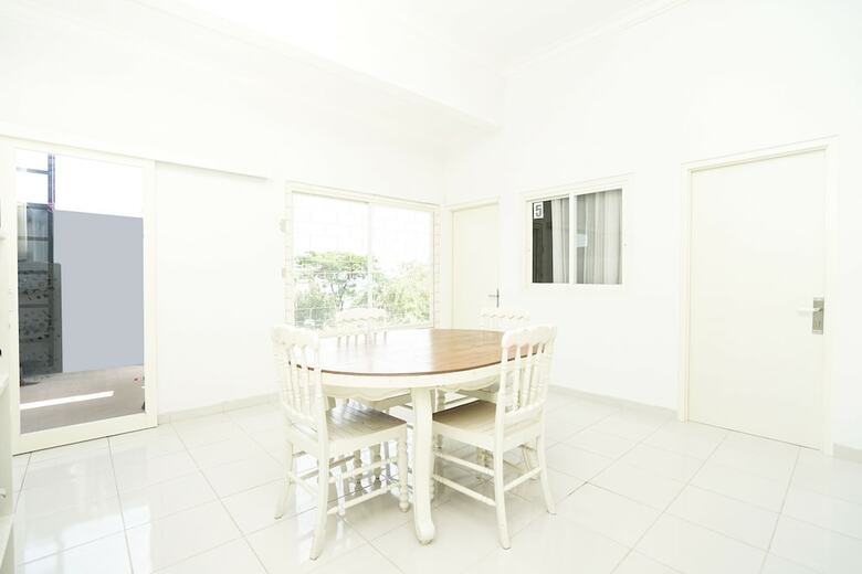 Hotel Oyo 747 Cipunegara Residence