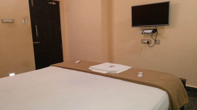 Hotel Iroomz Aditya Residency