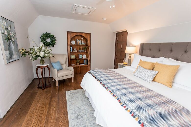Bed & Breakfast Hummingbird Estate Wine & Suites
