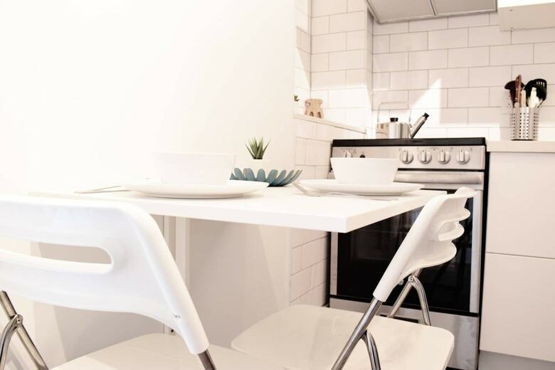 Beautiful Main Floor Apartment In The Annex