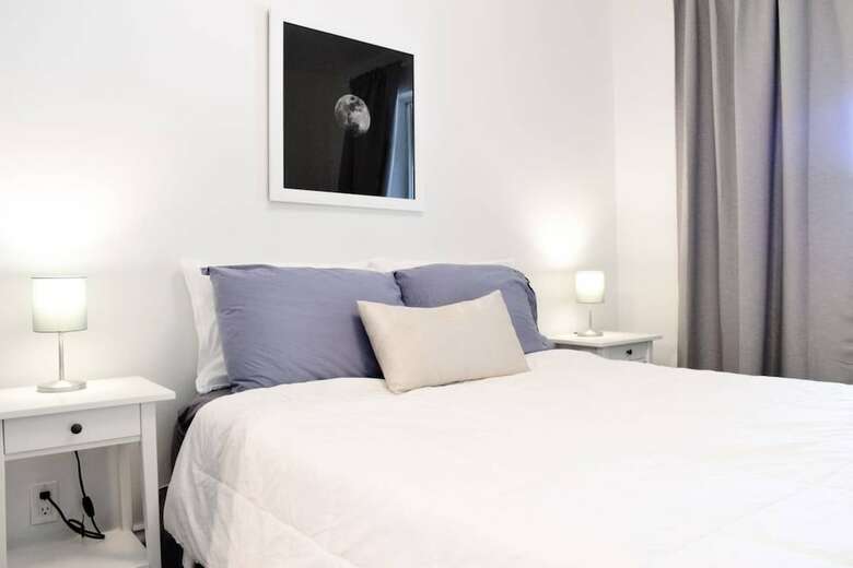 Beautiful Main Floor Apartment In The Annex