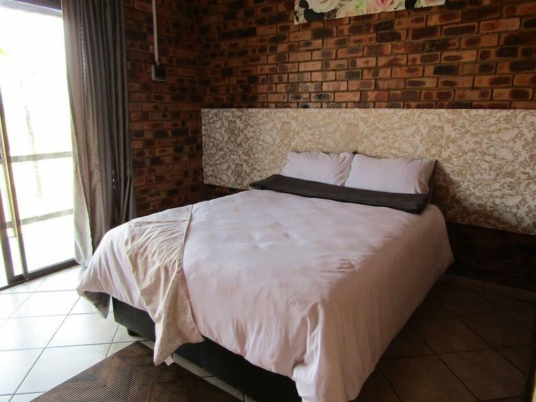 Hotel Lily Villa Country Lodge