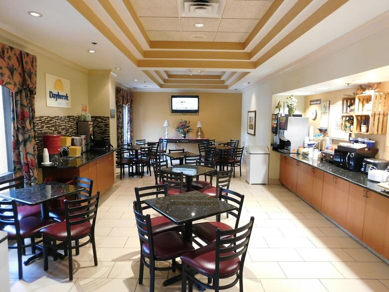 Hotel Days Inn & Suites By Wyndham Cedar Rapids