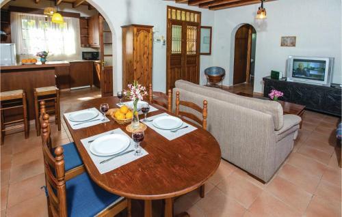 Three-bedroom Holiday Home In Miliou Paphos