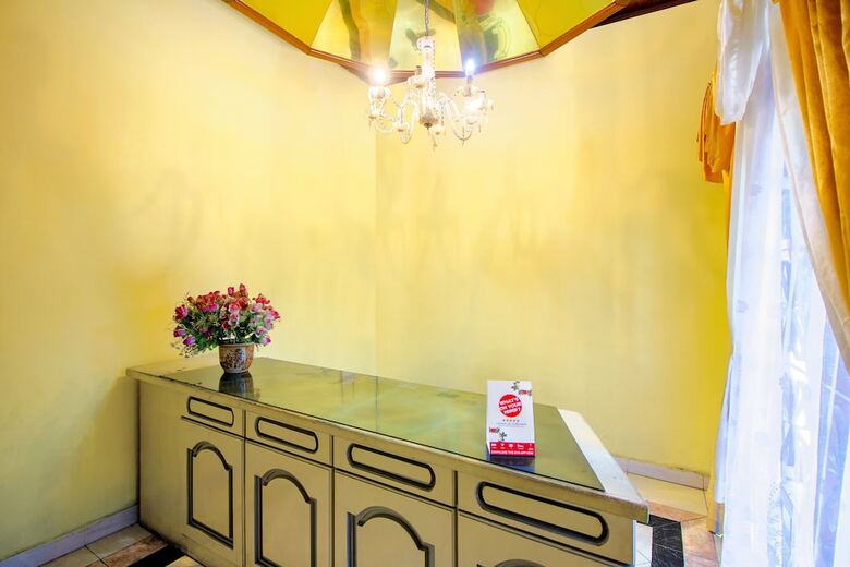 Hostal Oyo 1770 Hotel Mawar Saron 2