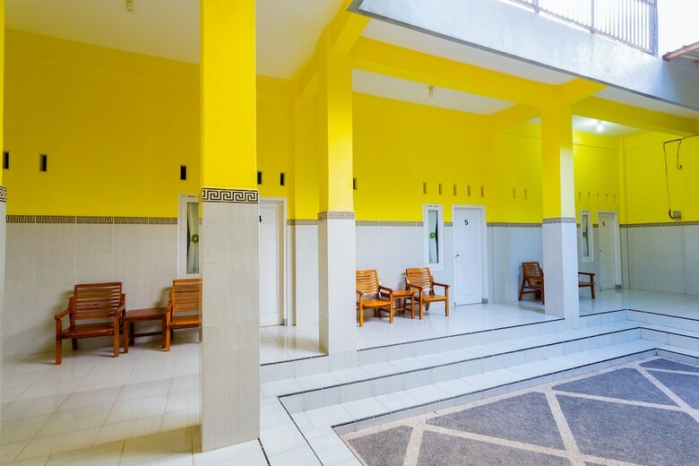 Hostal Oyo 1427 Azzahra Guest House