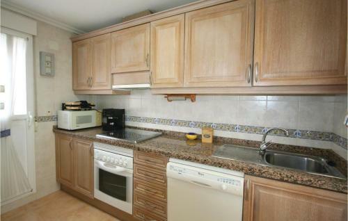 Three-bedroom Holiday Home In Santa Pola