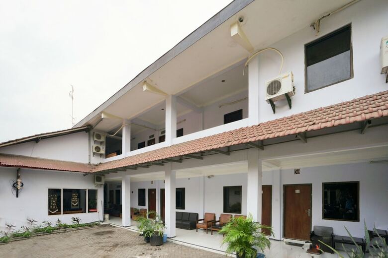 Hostal Oyo 2003 Female Guest House