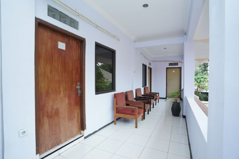 Hostal Oyo 2003 Female Guest House