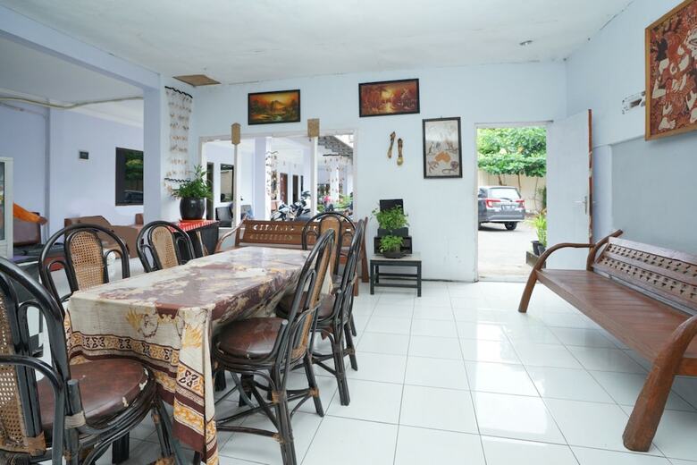 Hostal Oyo 2003 Female Guest House