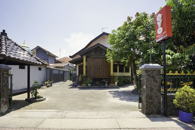 Hostal Oyo 1642 Penginapan Anggrek Syariah 2
