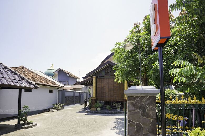 Hostal Oyo 1642 Penginapan Anggrek Syariah 2