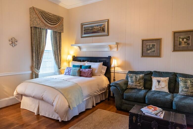 Hotel Burke Manor Inn & Pavilion
