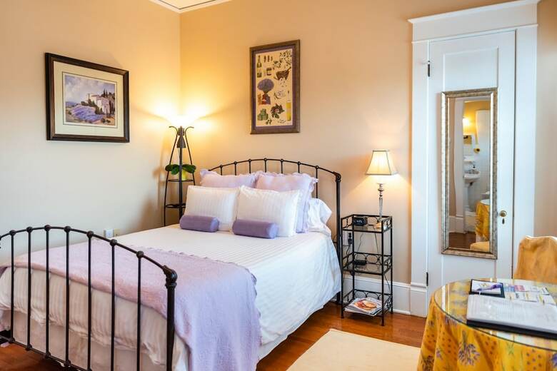 Hotel Burke Manor Inn & Pavilion