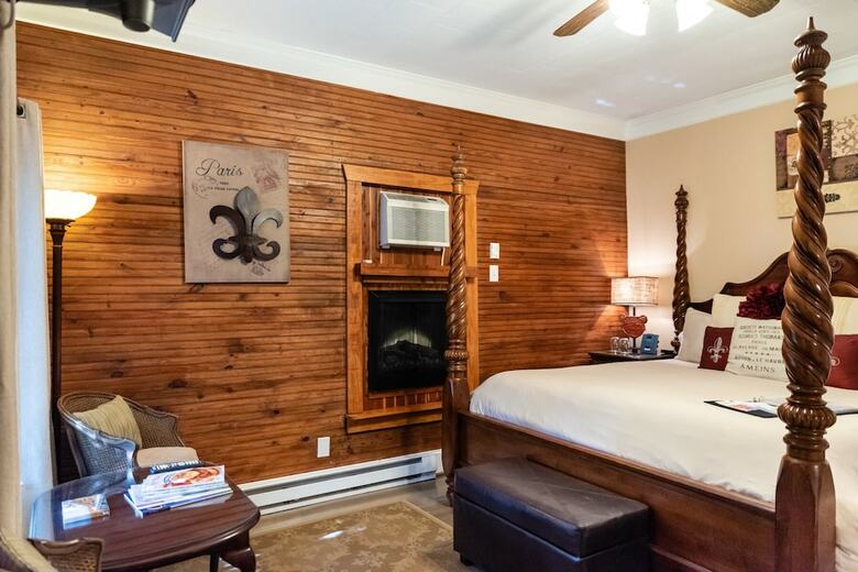 Hotel Burke Manor Inn & Pavilion