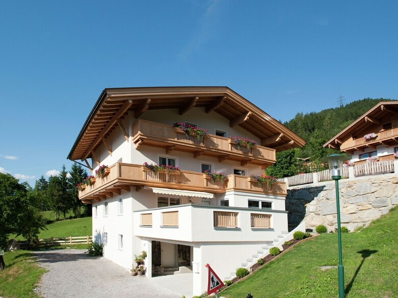 Beautiful Apartment Near Mountains In Gerlosberg