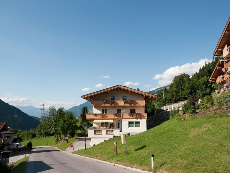 Beautiful Apartment Near Mountains In Gerlosberg