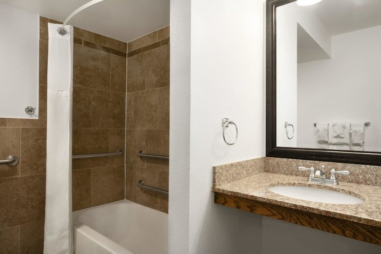 Hotel Ramada By Wyndham Spokane Airport