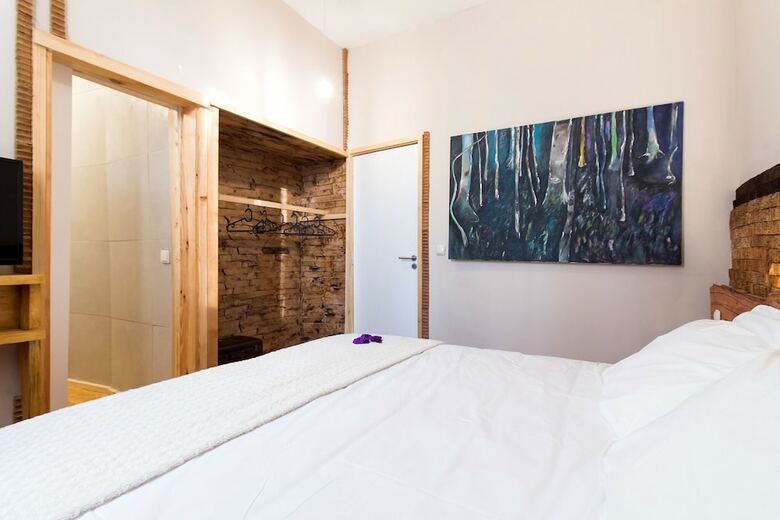 Bed & Breakfast Feel At Home Guest House